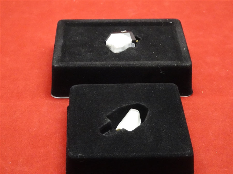 A very lightly use Ortofon 2M Mono cartridge with an additional 2M Mono SE replacement stylus.